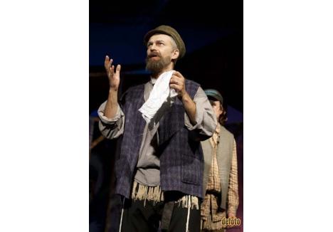 DUBLĂ PROVOCARE. În musicalul "Scripcarul pe acoperiş", care a deschis stagiunea 2011-2012, Richard Balint îşi arată atât talentul actoricesc, cât şi calităţile vocale, jucându-l pe lăptarul Tevye (foto: Defoto.ro)